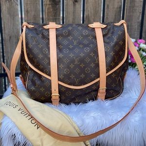 ✈️ 💖LARGE 💝✈️ Auth Lv Saumur 43 Crossbody bag